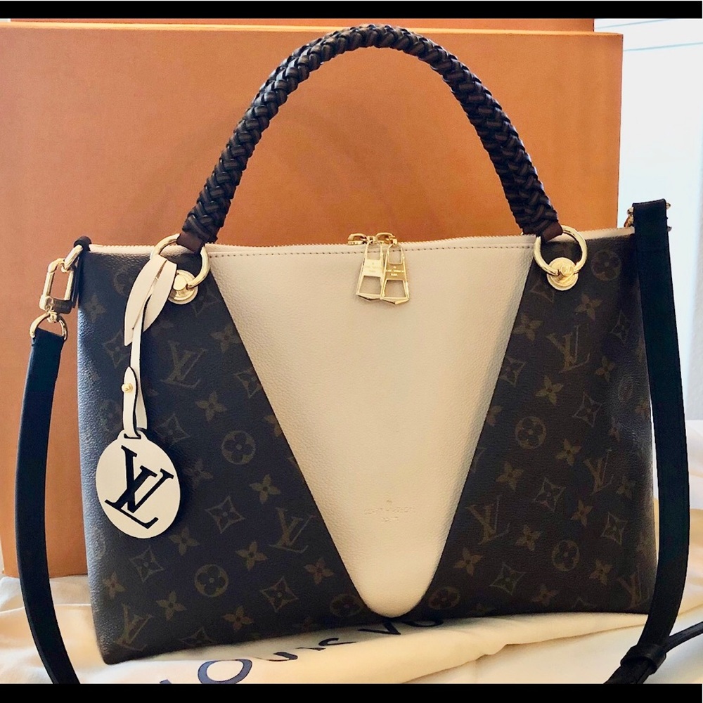 Louis Vuitton V Tote MM